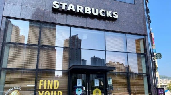 diterpa_berbagai_masalah_saham_starbucks_turun_rp_155_triliun