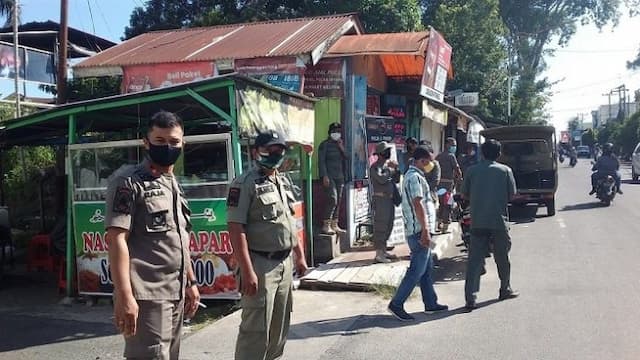 ditertibkan_satpol_pp_pkl_di_trotoar_jalan_kartini_kesal