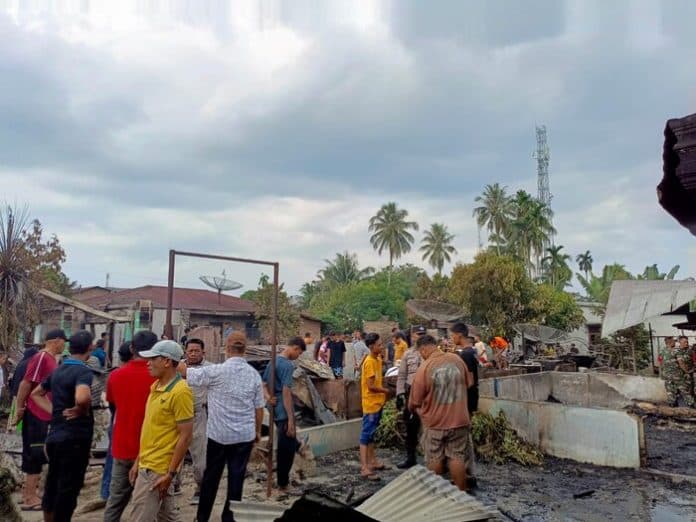 ditinggal_berlebaran_4_rumah_di_sinaksak_terbakar