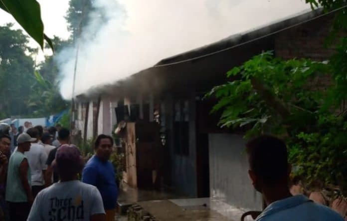 ditinggal_jualan_dua_rumah_di_bangun_purba_dilahap_si_jago_merah