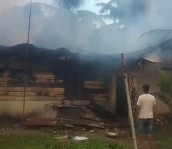 ditinggal_kerja_pemilik_rumah_penjaga_perlintasan_ka_hangus_terbakar