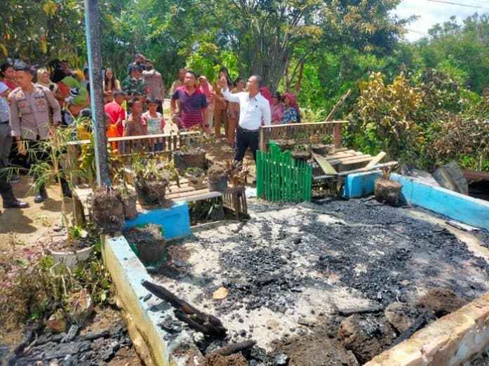 ditinggal_pemilik_ke_siantar_rumah_dan_2_sepeda_motor_terbakar_di_dairi