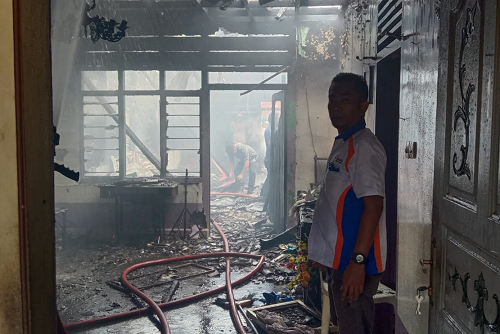 ditinggal_pemiliknya_berobat_ke_medan_rumah_panggabean_terbakar_di_dairi