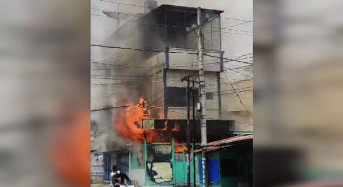 ditinggal_pemiliknya_ruko_tiga_lantai_di_kisaran_terbakar