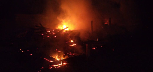 ditinggal_pergi_pemiliknya_1_unit_rumah_musnah_terbakar_di_pangaribuan_taput