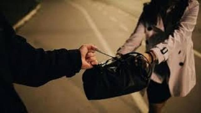 ditolak_berkencan_pensiunan_pns_rampas_hp_teman_wanitanya