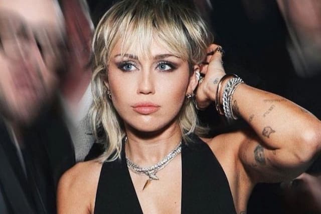 dituduh_curi_foto_miley_cyrus_diancam_denda_150_ribu_dolar