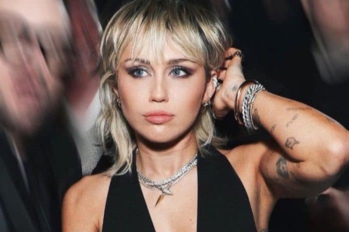 dituduh_curi_foto_miley_cyrus_diancam_denda_150_ribu_dolar