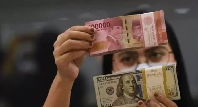 diwarnai_aksi_profit_taking_rupiah_menguat_ke_rp15584_per_dolar_as