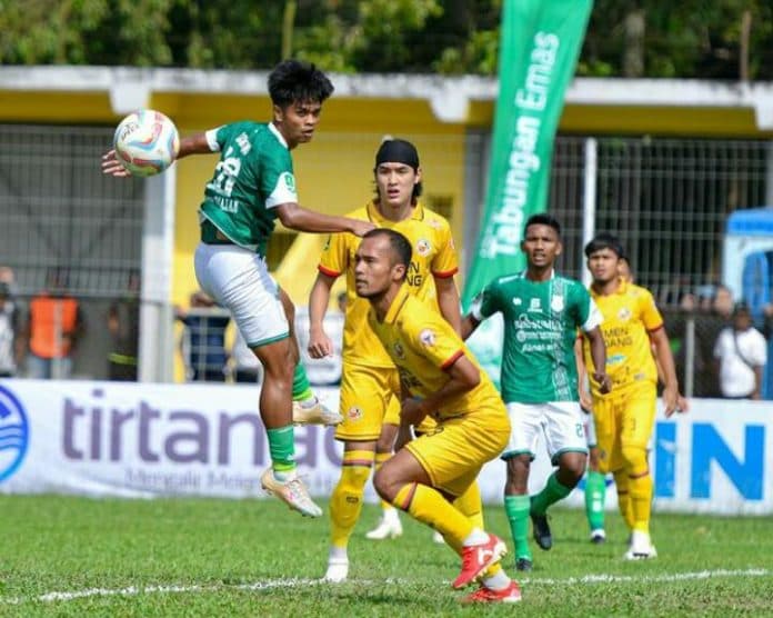 diwarnai_tiga_kartu_merah_laga_panas_psms_lawan_semen_padang_berbagi_angka