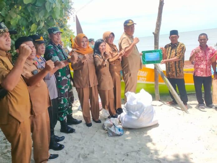 dkp_sergai_serahkan_2_unit_perahu_pada_nelayan_ini_harapan_bupati