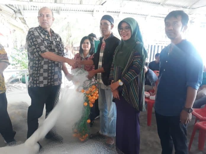 dkp_sergai_serahkan_bantuan_alat_tangkap_pada_nelayan