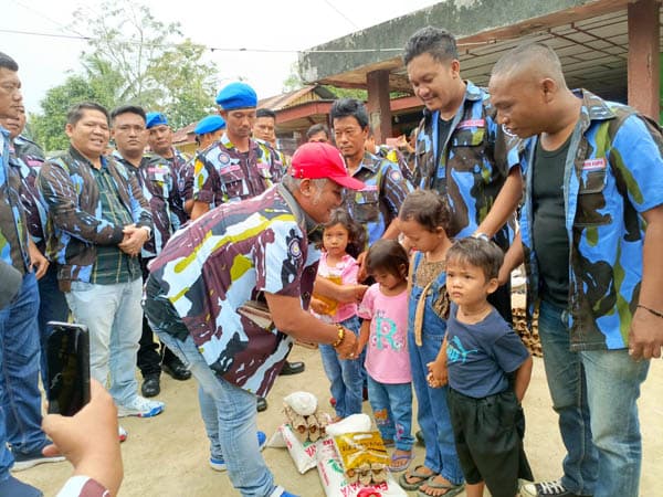 dpd_ipk_siantar_bagi_bagi_100_paket_sembako_ke_anak_yatim_dan_warga_naga_huta