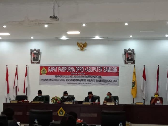dprd_bersama_pemkab_samosir_tandatangani_rpjmd_tahun_2021_2026