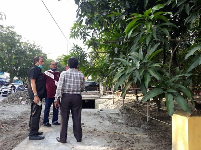 dprd_medan_desak_pemko_bongkar_penutup_parit_di_jalan_gagak_hitam