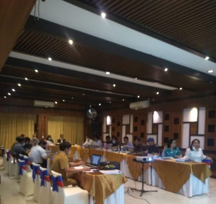 dprd_samosir_bersama_tapd_rapat_bahas_apbd_di_hotel_atsari_parapat
