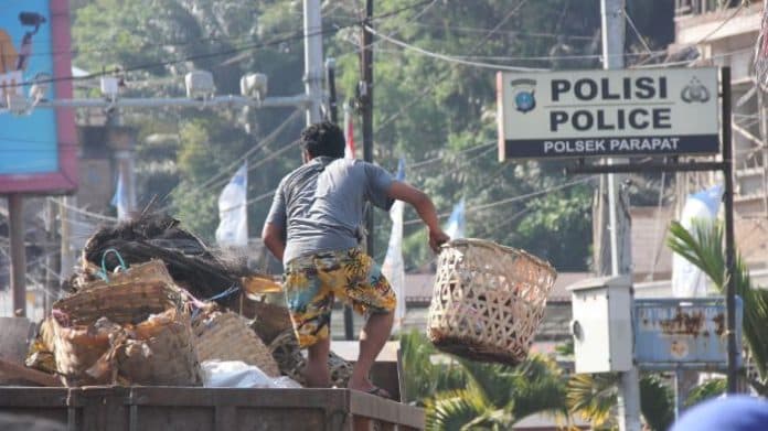 dprd_simalungun_ajak_warga_girsang_sipangan_bolon_tingkatkan_kesadaran_soal_sampah
