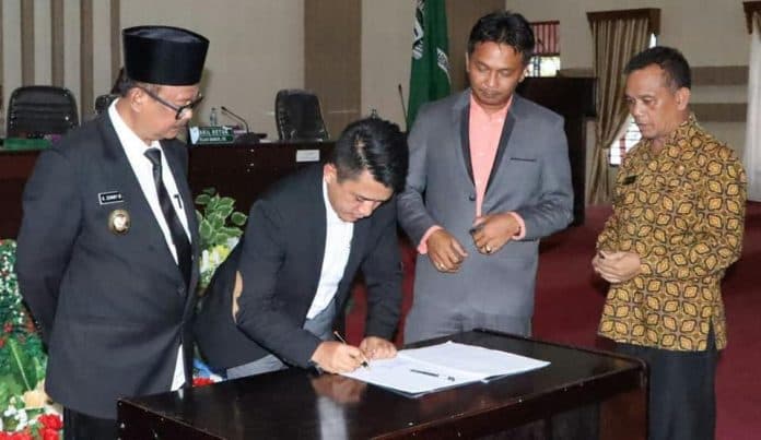 dprd_simalungun_setujui_ranperda_pertanggungjawaban_pelaksanaan_apbd_ta_2021_jadi_perda