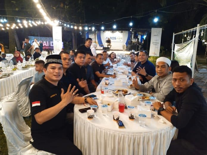 dregs_gelar_buka_puasa_bersama_dan_bagikan_takjil_ke_pengendara