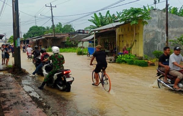 dua_desa_di_kecamatan_hamparan_perak_tergenang_banjir_air_hingga_ke_jalan