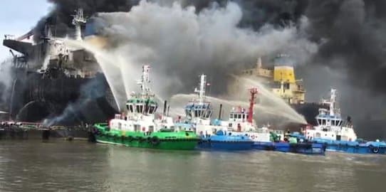 dua_hari_padamkan_api_kapal_tanker_plt_wali_kota_medan_apresiasi_petugas_damkar