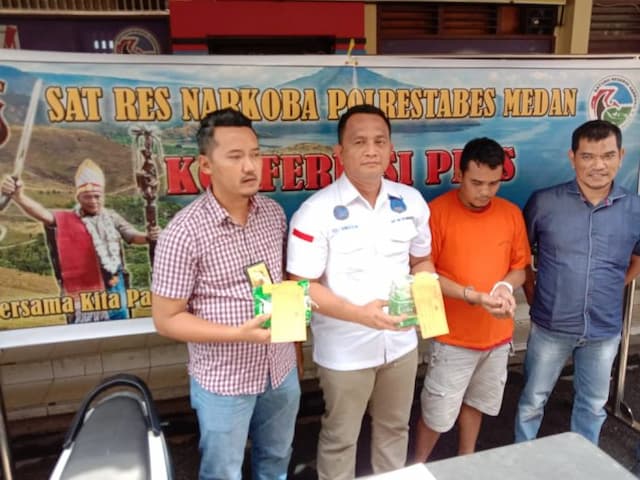 dua_kg_sabu_asal_malaysia_gagal_beredar_seorang_kurir_diamankan