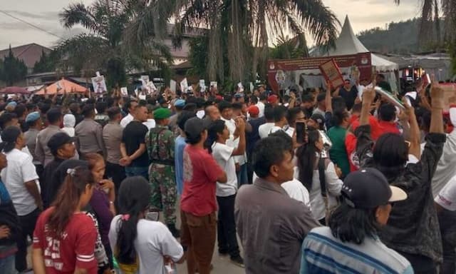 dua_kubu_massa_saling_bersorak_ria_saat_paslon_pilkada_taput_mendapat_nomor_urut