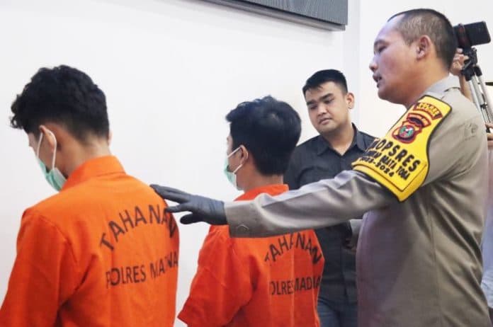dua_kurir_narkoba_diringkus_polisi_di_madina_lima_karung_ganja_116_kg_disita