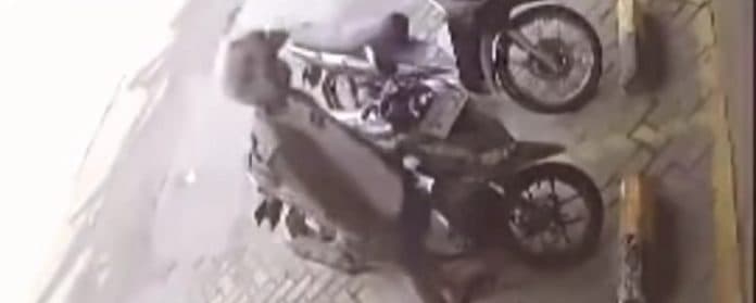 dua_menit_ambil_uang_di_atm_sepeda_motor_raib