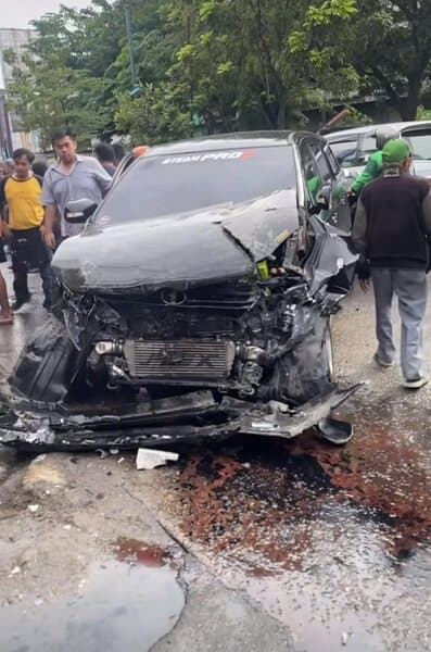 dua_mobil_innova_tabrakan_hingga_menghantam_bengkel