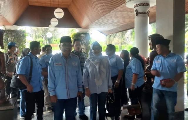 dua_pasangan_calon_bupati_simalungun_tiba_di_lokasi_debat