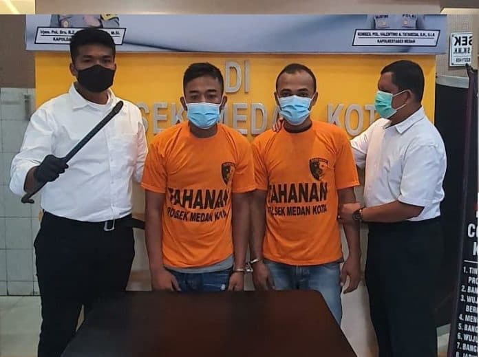 dua_pemuda_nekat_curi_puluhan_lembar_seng_milik_anggota_polri