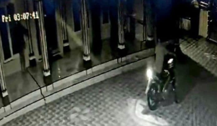 dua_pengendara_terduga_pencuri_kotak_infaq_masjid_al_jihad_lima_puluh_buron