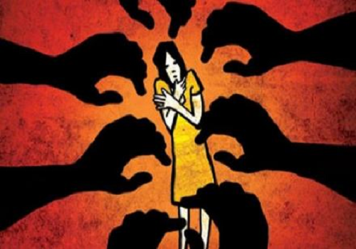 dua_perempuan_diarak_diceburkan_ke_laut_lalu_ditelanjangi
