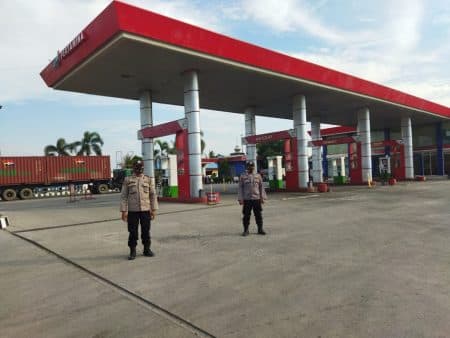dua_personil_polsek_tebing_tinggi_monitoring_pengisian_bbm_di_spbu_paya_pasir_sergai