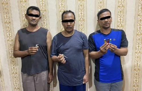 dua_pns_dan_satu_warga_sipil_ditangkap_saat_konsumsi_sabu_di_medan_amplas