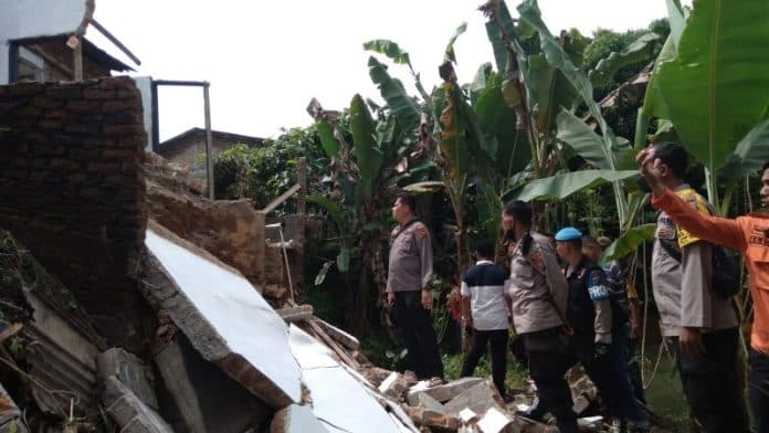 dua_pria_tertimpa_bangunan_rumah_roboh_di_patumbak