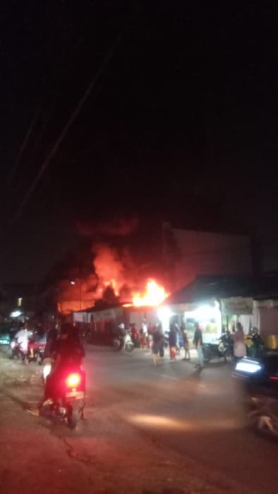 dua_ruko_hangus_terbakar_di_jalan_perjuangan_penghuni_nyaris_terjebak