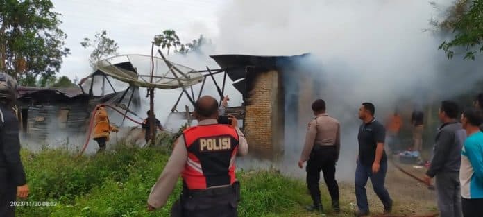 dua_rumah_di_dairi_hangus_terbakar_beredar_isu_sebelum_kejadian_ada_orang_ribut