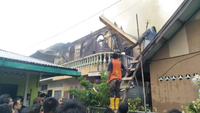 dua_rumah_di_jalan_amaliun_terbakar_saat_pemilik_sholat_jumat