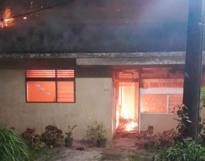 dua_rumah_di_jalan_elang_sei_sikambing_b_sunggal_terbakar