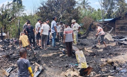dua_rumah_di_parsuluman_tapsel_terbakar_salah_satunya_milik_kadus