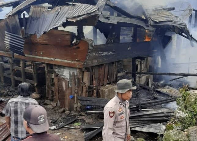 dua_rumah_di_sianjur_mula_mula_ludes_terbakar