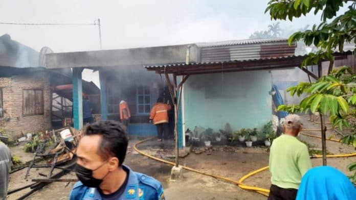 dua_rumah_milik_jon_kiaman_purba_dan_sepupunya_hangus_terbakar_di_kampung_tengko_simalungun