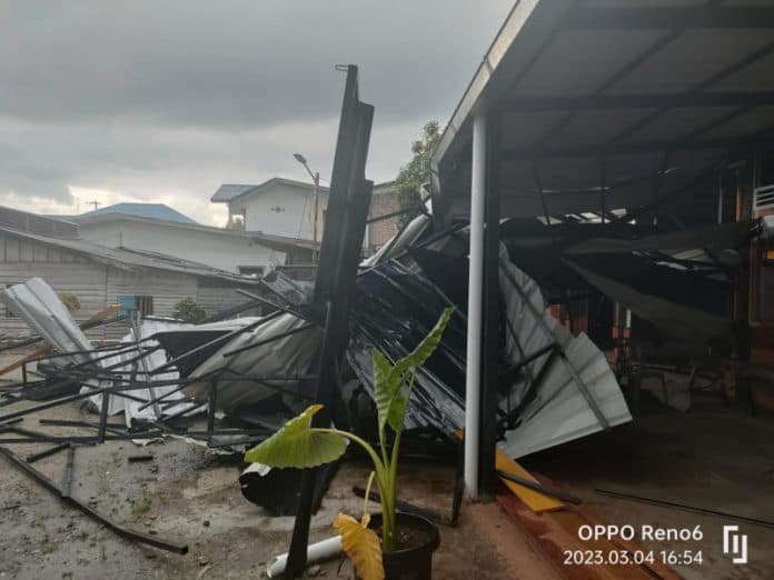 dua_rumah_rusak_dihantam_angin_puting_beliung_di_dairi