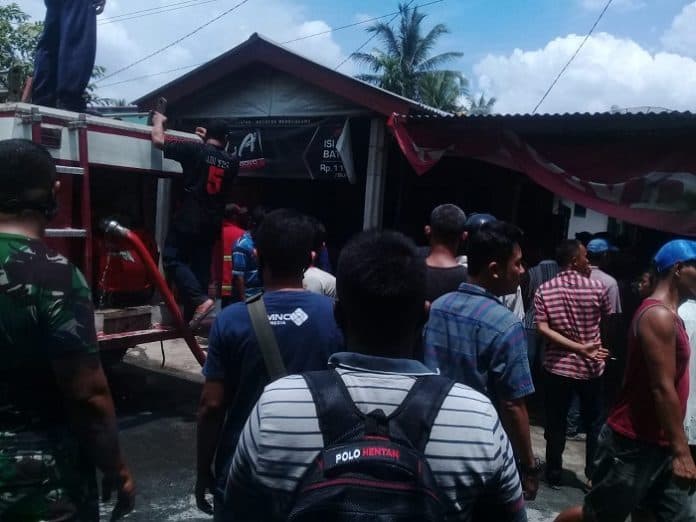 dua_rumah_terbakar_di_kedai_ledang_4_unit_damkar_turun_memadamkan