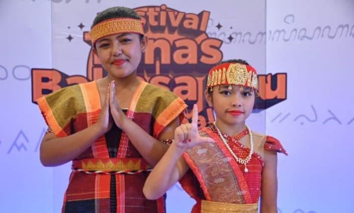 dua_siswi_asal_humbahas_tampil_di_ftbin_jakarta