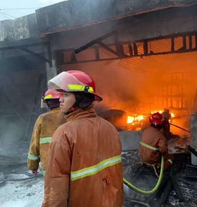 dua_unit_kios_ludes_terbakar_di_jalan_imam_bonjol_tebing_tinggi