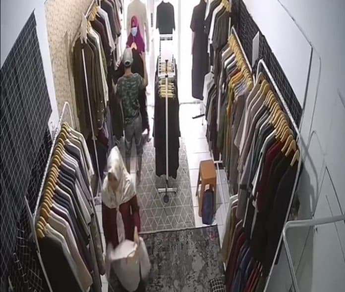 dua_wanita_dan_satu_pria_terekam_cctv_curi_belasan_potong_baju