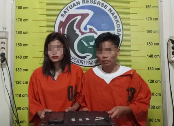 dua_wanita_sidimpuan_ini_ditangkap_polisi_saat_akan_transaksi_sabu